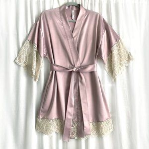 Women's robe with lace. Light lilack-pink. Size S